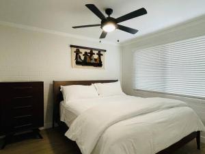 Postel nebo postele na pokoji v ubytování Walkable OTS, Heated Poolside Mid Century Condo