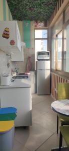 una cucina con fornelli e frigorifero di B&B IL TEMPIO a Ladispoli
