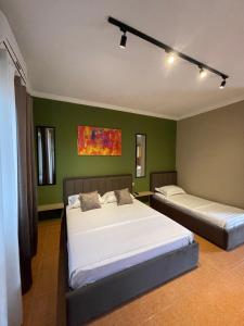 Llit o llits en una habitació de Hotel Selita