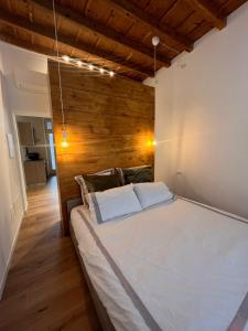une chambre avec un grand lit avec un mur en bois dans l'établissement Bancalegno Sweet Dreams, à Bergame
