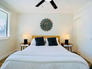 - une chambre avec un grand lit blanc et deux lampes dans l'établissement Primo Old Town Location w/ Heated Pool, à Scottsdale