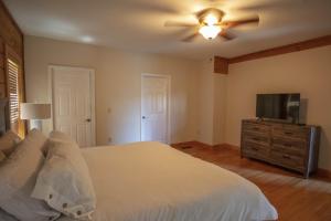 Ein Bett oder Betten in einem Zimmer der Unterkunft Sunrise Ridge Lodge