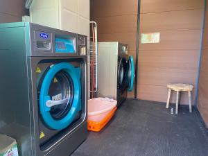 una lavatrice in una stanza con sgabello di Casa da Cota a Monterroso