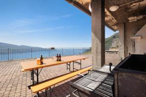 einen Picknicktisch mit Meerblick in der Unterkunft Rustico Spagnol 4 in Tignale