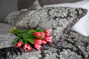 a bouquet of flowers sits on a bed at Boutique Spa Casino Hotel Lybid Plaza in Khmelnytskyi