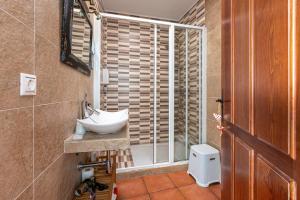 A bathroom at La Casa del Telar