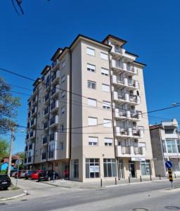 un edificio de apartamentos alto en una calle de la ciudad en Bili 2, en Paraćin