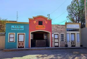 un edificio colorido con una señal de sol. en Silver Spur Homestead Luxury Glamping - The Cowboy, en Tombstone