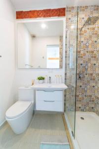 a bathroom with a toilet and a sink and a shower at C1-12 - Acogedor apartamento dentro de las murallas de Cartagena con aire acondicionado y agua caliente in Cartagena de Indias