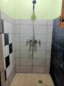 a shower with a hose in a bathroom at Villa Sophie à Sassara Pk 12 Bangui in Bangui