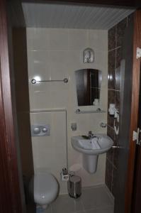 La petite salle de bains est pourvue d'un lavabo et de toilettes. dans l'établissement Erkal Resort Hotel, à Kemer