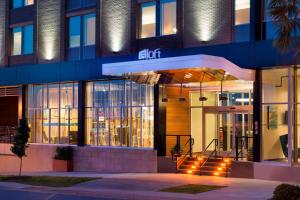 un edificio con luces delante en Aloft Columbia Downtown, en Columbia