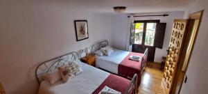 Un pat sau paturi într-o cameră la Casa El Carril Vinuesa