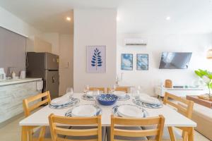 a kitchen with a table with chairs and a dining room at C1-12 - Acogedor apartamento dentro de las murallas de Cartagena con aire acondicionado y agua caliente in Cartagena de Indias