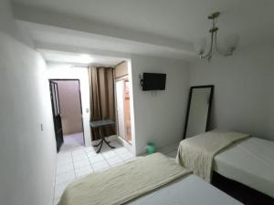 Postel nebo postele na pokoji v ubytování Hotel Abasolo Habitación doble + 3 fotografie