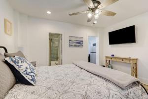 מיטה או מיטות בחדר ב-Beachside Retreat Awaits at Jacksonville Beach