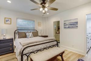 1 dormitorio con 1 cama y ventilador de techo en Beachside Retreat Awaits at Jacksonville Beach en Jacksonville Beach