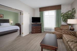 um quarto de hotel com uma cama e uma televisão em Holiday Inn Express & Suites Oro Valley-Tucson North, an IHG Hotel em Oro Valley