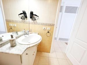 Kopalnica v nastanitvi !!! Relaxing View, The Heights Apartment With Terrace and Heated Pools, Los Cristianos