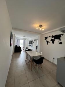 una sala de estar con una mesa y un mapa en la pared en Apartamento Ameghino en Salta