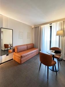 een woonkamer met een bank en een tafel bij Hotel Orientale in Brindisi