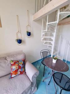 sala de estar con sofá y mesa en Maridea - In Riva al Mare, en Ponza