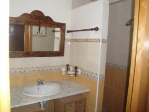 uma casa de banho com um lavatório e um espelho em Como en casa 1 em Elche