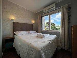 Un pat sau paturi într-o cameră la Apartamentos Solar da Colina CENTRO by Achei Gramado