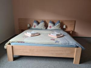 En eller flere senge i et værelse på Gästehaus Norddeich