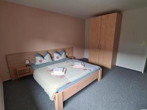En eller flere senge i et værelse på Gästehaus Norddeich