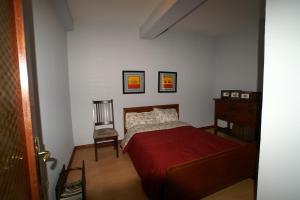 1 dormitorio con 1 cama y 1 silla en Tito's Place en Ohrid