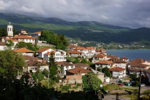 una ciudad en una colina con casas y un cuerpo de agua en Tito's Place en Ohrid