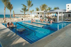 Baseinas apgyvendinimo įstaigoje Riu Reggae - Adults Only - All Inclusive arba netoliese