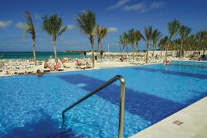 Baseinas apgyvendinimo įstaigoje Riu Reggae - Adults Only - All Inclusive arba netoliese