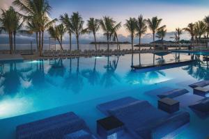 Baseinas apgyvendinimo įstaigoje Riu Reggae - Adults Only - All Inclusive arba netoliese