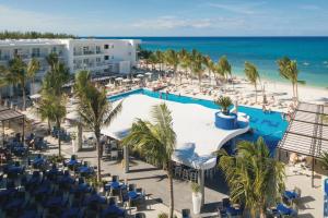 Baseinas apgyvendinimo įstaigoje Riu Reggae - Adults Only - All Inclusive arba netoliese