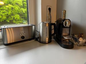 Haus Berger في فوشل ام سي: طاولة مطبخ مع محمصة وآلة صنع قهوة