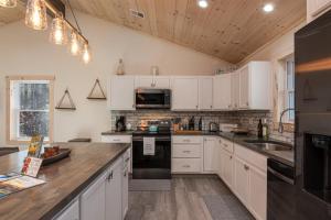 Una cocina o zona de cocina en Saluda Creek Cottage