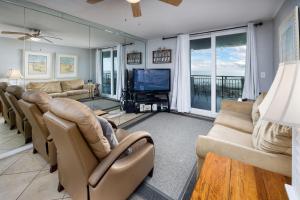 sala de estar con sofás y TV de pantalla plana. en Nautilus 1201 - Gulf Front 2 Bedroom Huge Wrap Around Balcony 2nd Floor! Free Beach Service 3/1-10/31 en Fort Walton Beach