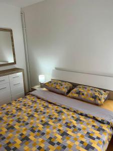 Een bed of bedden in een kamer bij Apartman Flora