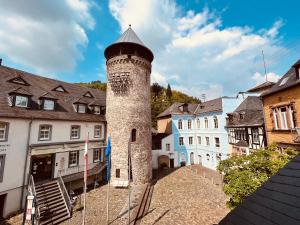 een hoge stenen toren in het midden van een stad bij Alte Schmiede zu Trarbach in Traben-Trarbach