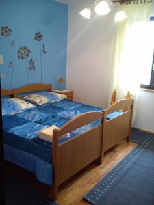 Schlafzimmer mit einem Bett mit blauer Decke in der Unterkunft Apartment Violeta in Pula