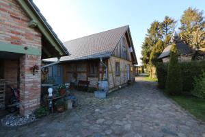 a brick house with a driveway in front of it at Am Rieck - Ferienhaus "GR 1904" in Zempin