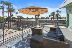 Micro Studio with balcony & pool view - Walk to OT的阳台或露台