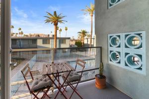 Micro Studio with balcony & pool view - Walk to OT的阳台或露台