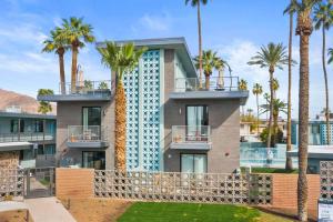 un bâtiment avec des palmiers en face de celui-ci dans l'établissement Micro Studio with balcony & pool view - Walk to OT, à Scottsdale