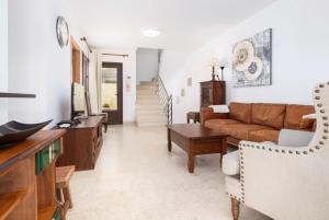 salon z kanapą i stołem w obiekcie Las Tinajas No.6 w Corralejo