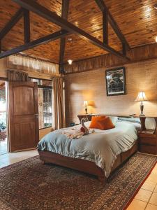 - une chambre avec un grand lit et un plafond en bois dans l'établissement Finca Paraiso Mountain Retreat near San Jose Airport, à Birrí