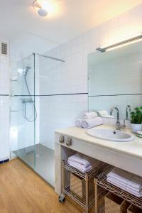 La salle de bains est pourvue d'un lavabo et d'une douche en verre. dans l'établissement Genteel Home Piedra Santa, à Grenade