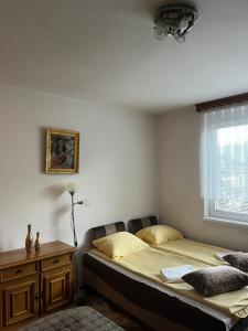 een slaapkamer met 2 bedden en een raam bij Rustic home Visoko in Visoko